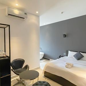Deluxe Double Room Bathtub